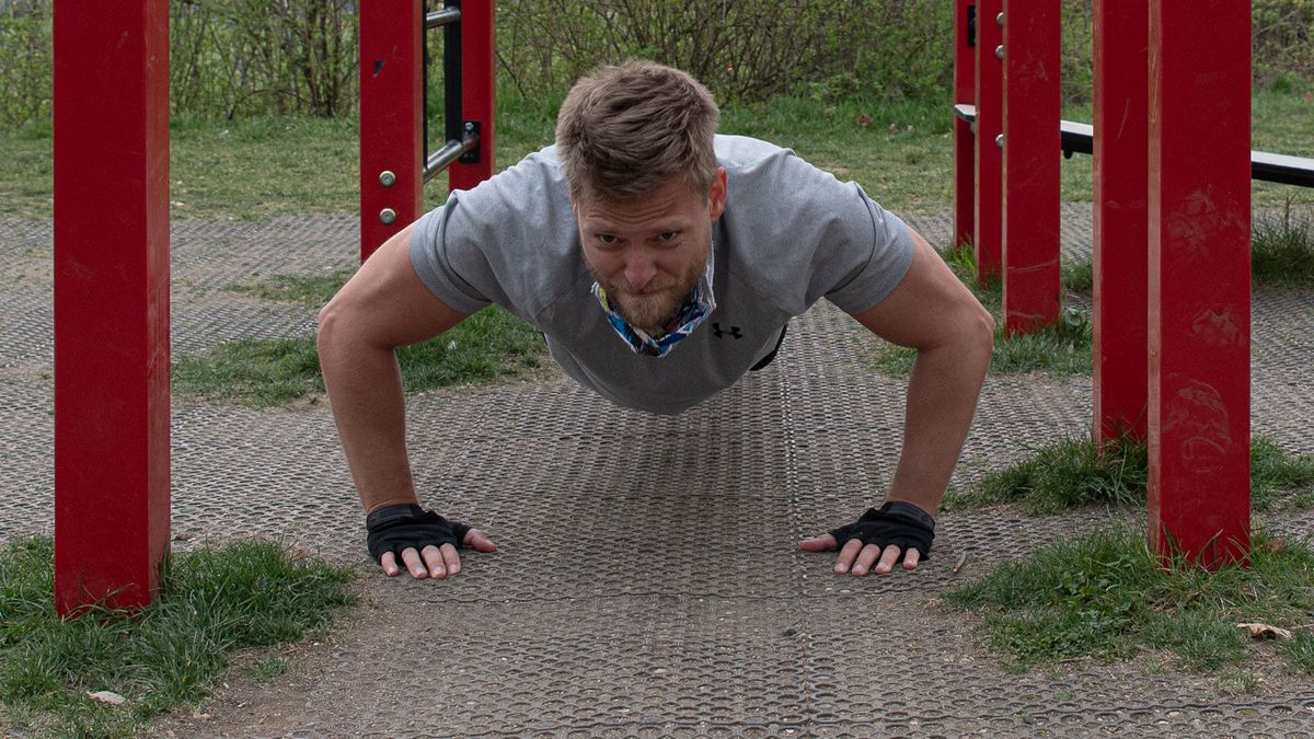 Fotky: Jak Češi začali sportovat ve dvoumetrovém odstupu